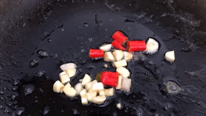 酸辣鸡胗,锅里在放油,放入蒜和小米辣爆出香味