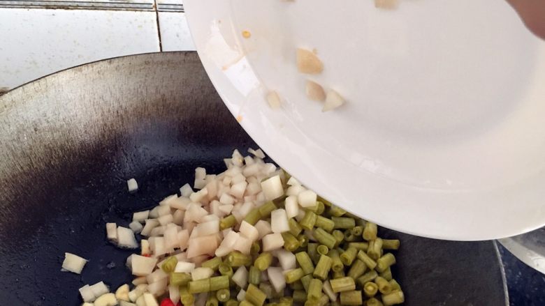 酸辣鸡胗,放入切好的酸豆角,酸萝卜,泡子姜