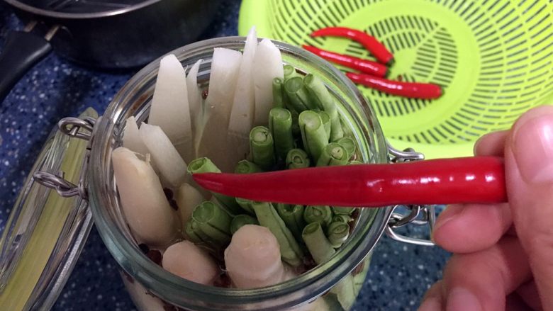 自制泡菜(小份量),放入小米辣,如果水不够,加满水至盖过所有的菜,晃动一下瓶子。