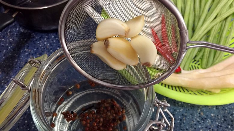 自制泡菜(小份量),放入蒜头