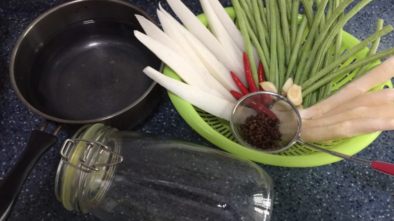 自制泡菜(小份量),准备好的材料,1个玻璃密封瓶(这里我要的是1500毫升装的,大概可以吃2~3次份量),一定要密封的,不能进空气,烧开的水放凉,沥干水分的食材,准备装瓶。