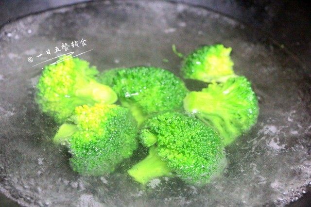 蔬菜杂粮粥,另起一锅,将水煮开,西兰花入水焯2分钟。