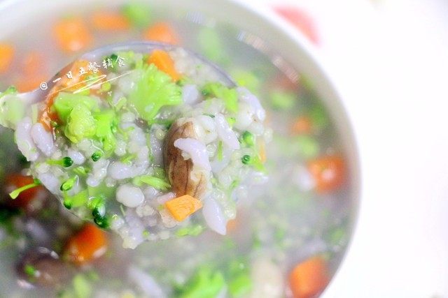蔬菜杂粮粥,🌻小贴士:
西兰花的平均营养价值及防病作用名列第一。烹制后的西兰花含有维生素C、钾、叶酸、维生素A、镁、泛酸、铁和磷。