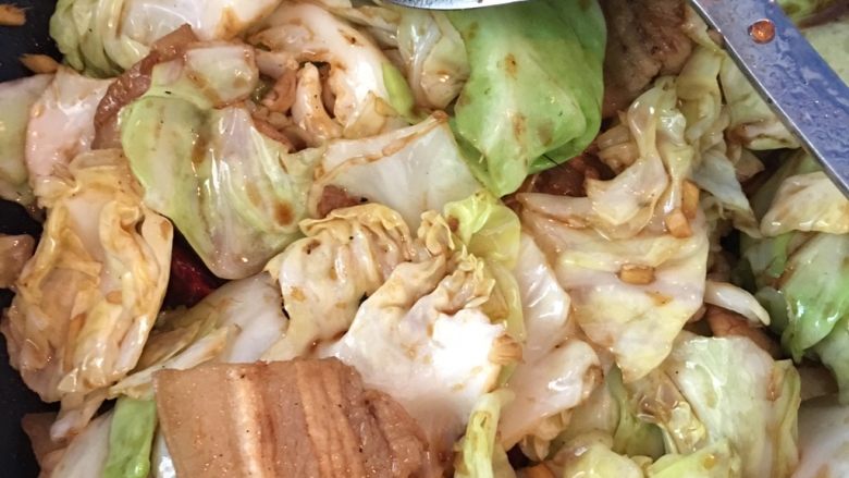 手撕酸辣包菜 好吃得能多吃两碗饭呢!,再把包菜放下去中火翻炒,待包菜体积缩小后,把调料汁倒下去!