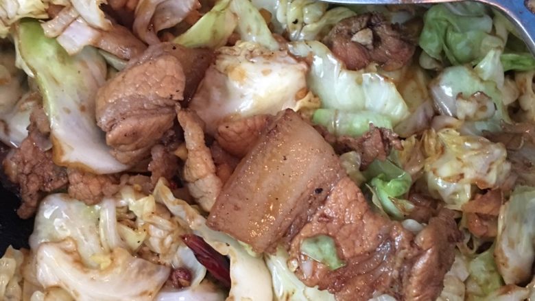 手撕酸辣包菜 好吃得能多吃两碗饭呢!,翻炒入味,最后开大火收一下汁!
撒葱花,放<a style='color:red;display:inline-block;' href='/shicai/ 756'>鸡精</a>!