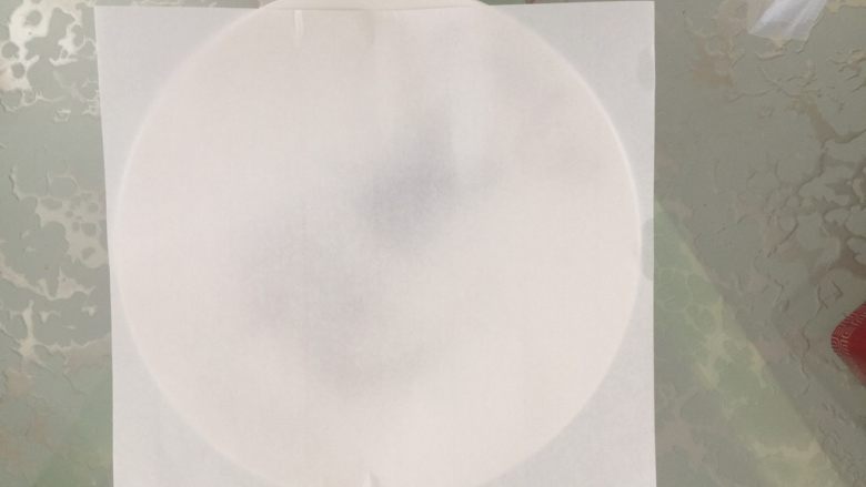黑糖肉粒,盘子上放上张油纸,避免粘到盘子上,没有可以不放。