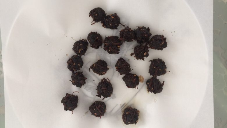 黑糖肉粒,戴上一次性手套,把它们团成小糖块大小的球。放冰箱冷冻一会儿使其定型。