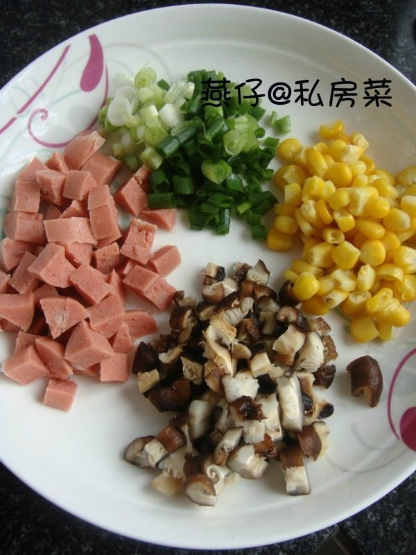 五彩蛋炒饭,如图将食材洗净,切丁备用;
