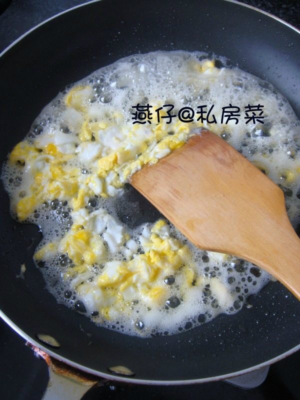 五彩蛋炒饭,如图在平底锅里,倒入油,待油烧热,打入<a style='color:red;display:inline-block;' href='/shicai/ 9'>鸡蛋</a>炒散;