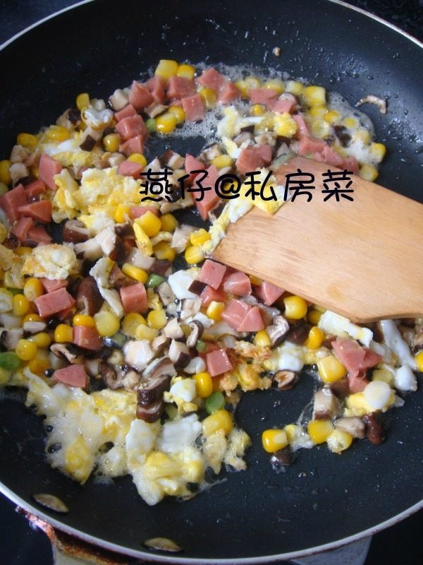 五彩蛋炒饭,如图把香菇、<a style='color:red;display:inline-block;' href='/shicai/ 425'>香肠</a>、玉米倒入翻炒一下，加入盐、<a style='color:red;display:inline-block;' href='/shicai/ 717'>味精</a>翻炒；