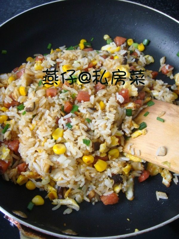 五彩蛋炒饭,如图最后把米饭倒入翻炒，再加入<a style='color:red;display:inline-block;' href='/shicai/ 864'>蒸鱼豉油</a>和<a style='color:red;display:inline-block;' href='/shicai/ 3250'>葱</a>，翻炒均匀后出锅。