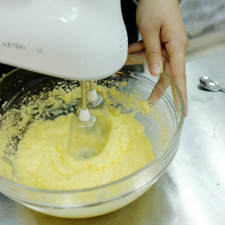 黄金甘栗磅蛋糕,再加入剩余粉低速搅