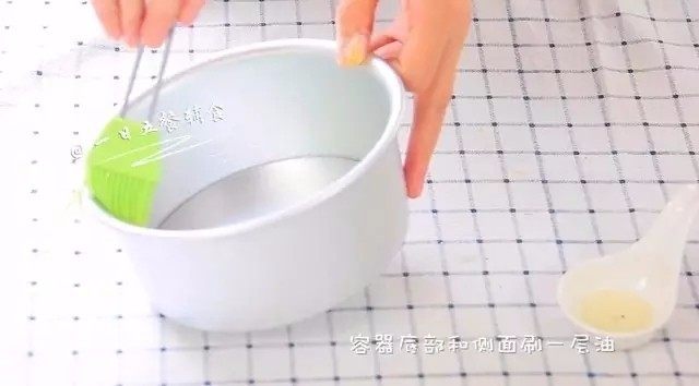 紫薯发糕,用了一个6寸的蛋糕模具,模具的底部和侧面刷一层油,最终好脱模。
🌻小贴士:模具可以选自己喜欢的,耐蒸的都可以。