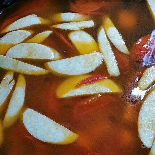 素汤,加水后煮10分钟，再加上另外一些菇，再煮十分钟