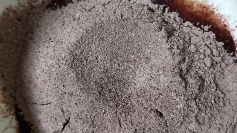 红丝绒戚风杯子蛋糕,加入过筛好的粉类，拌匀
