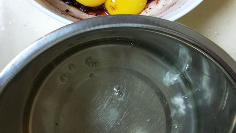 红丝绒戚风杯子蛋糕,<a style='color:red;display:inline-block;' href='/shicai/ 9'>鸡蛋</a>蛋清蛋黄分离，蛋清放入无水无油的盆中，蛋黄加入到面糊中
