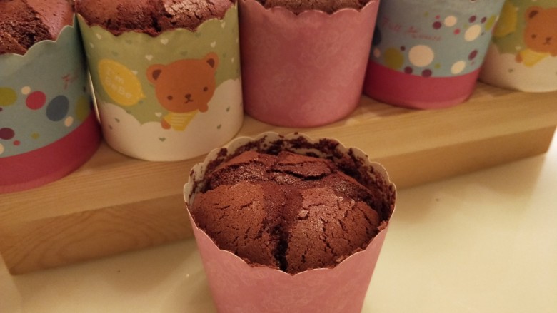 红丝绒戚风杯子蛋糕,放入预热好的烤箱中，150度烤25分钟左右