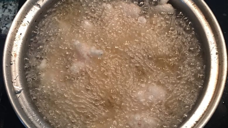 糖醋魚柳,逐塊下油鍋炸,全程用大火,直到魚塊浮起,