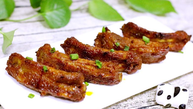 孜然排骨,出炉装盘后,撒上些许葱花。