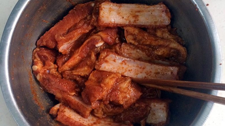 孜然排骨,用筷子搅拌均匀,当然也可以直接用手抓匀,盖上保鲜膜入冰箱腌制5-6小时。