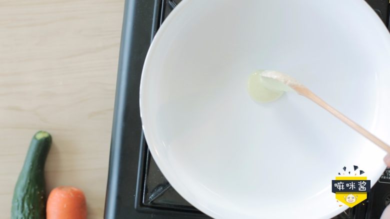 宝宝不爱吃辅食的时候,我们偶尔也得给宝宝,舀一勺面糊到锅内。