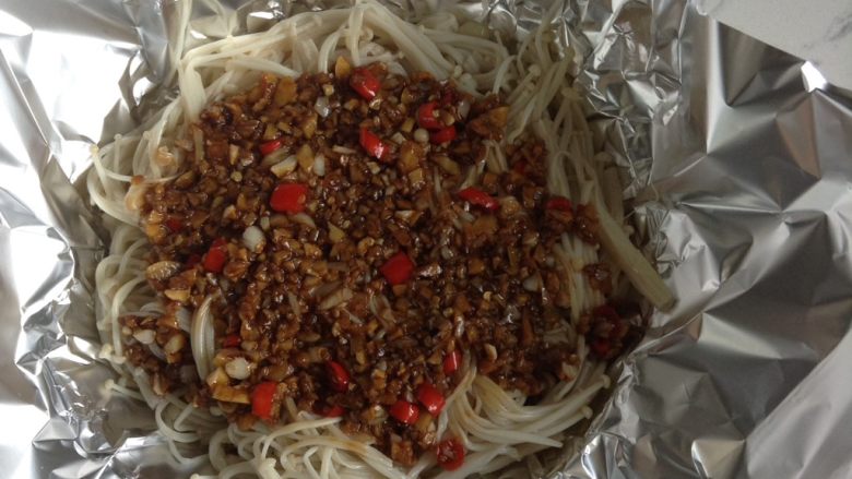 蒜蓉锡纸金针菇,均匀放入金针菇里