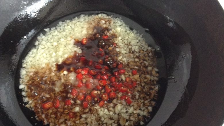 蒜蓉锡纸金针菇,放入色拉油，蒜米椒，<a style='color:red;display:inline-block;' href='/shicai/ 10588'>糖</a>盐<a style='color:red;display:inline-block;' href='/shicai/ 721'>蚝油</a><a style='color:red;display:inline-block;' href='/shicai/ 692'>酱油</a>，小火炒熟