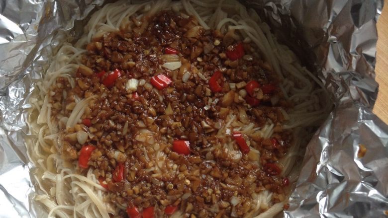 蒜蓉锡纸金针菇,出锅，家庭版蒜蓉锡纸金针菇完成啦