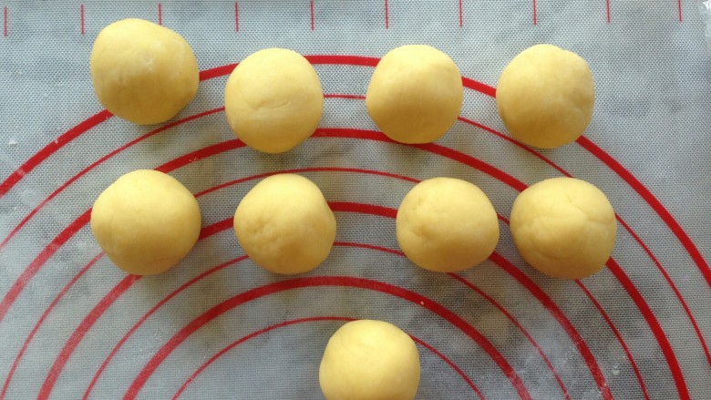 小鸡烧果子,冷藏过的面团分成每个20克的小面团揉圆,还没操作的面团可以先用保鲜膜盖着,防止风干。