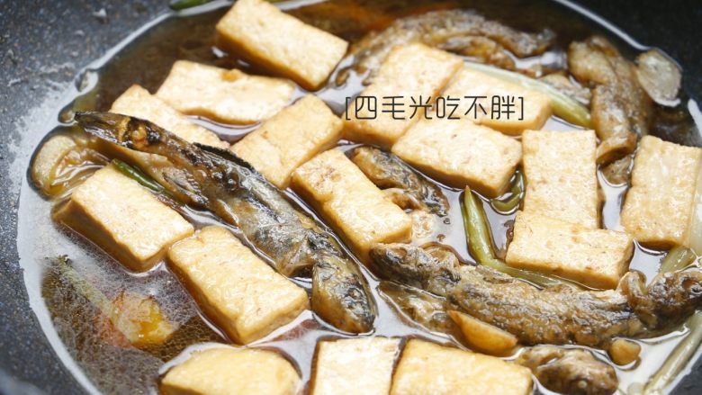 小黄甲鱼焖豆腐,当豆腐块两面微焦时，下煎制好的鱼、葱段、姜，加少量开水和<a style='color:red;display:inline-block;' href='/shicai/ 788'>生抽</a>，没过豆腐即可；