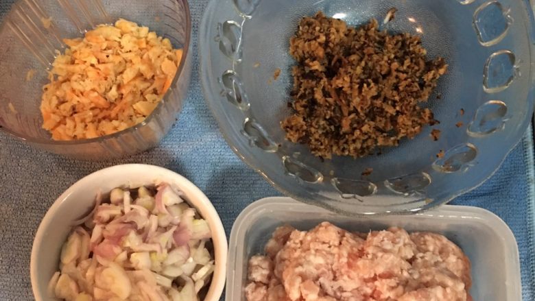 台式蘿蔔糕,香菇、虾米洗净后泡水。泡的水都要留下来使用。
将红葱头切片、香菇切碎、虾米略切。