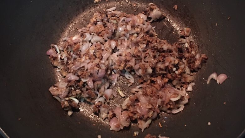 台式蘿蔔糕,再放入香菇炒出香味后,