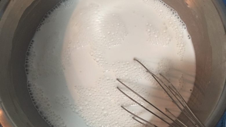 台式蘿蔔糕,在来米粉、盐、糖加入5杯量米杯量的水,搅拌均匀。