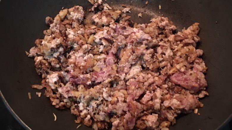 台式蘿蔔糕,接着放入绞肉和盐及黑胡椒粉炒散后,