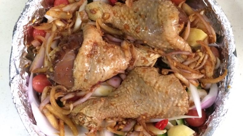 蔬菜蜜汁烤鸡腿,把鸡腿摆入,腌制的酱汁一同倒入烤盘内。