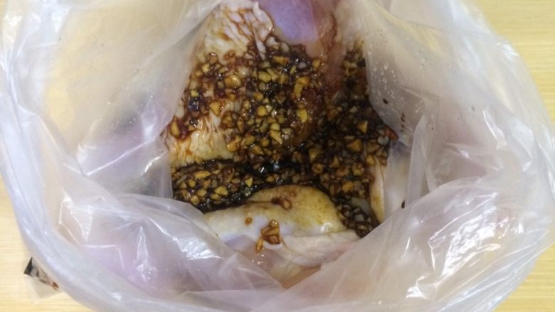 蔬菜蜜汁烤鸡腿,拿个保鲜袋,把鸡腿放入袋子中,倒入做好的酱汁。