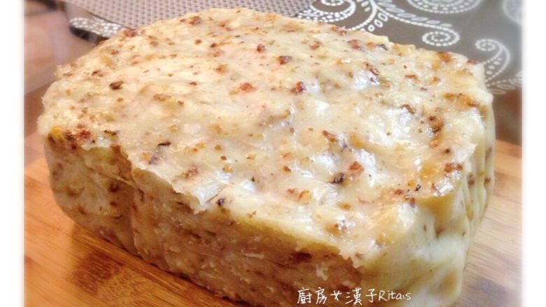 台式蘿蔔糕,放凉后脱模。其实蒸好后就可以吃了,或者切片后煎酥加上蒜茸辣椒酱,又或者切块煮汤也很好吃喔~