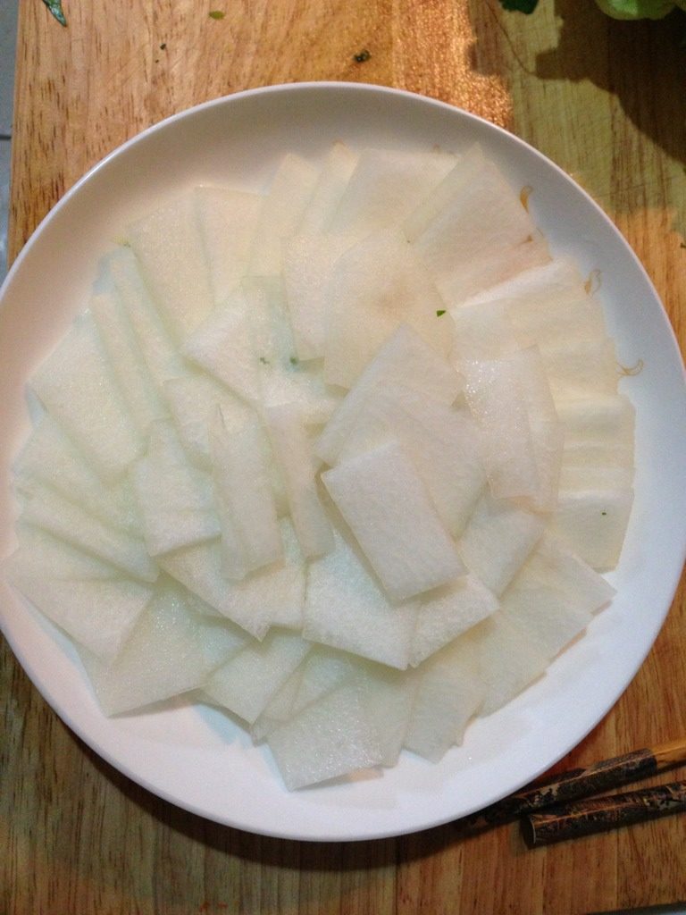 肉末蒸冬瓜-快手妈妈菜,将冬瓜片装盘,点火烧蒸锅内的水。