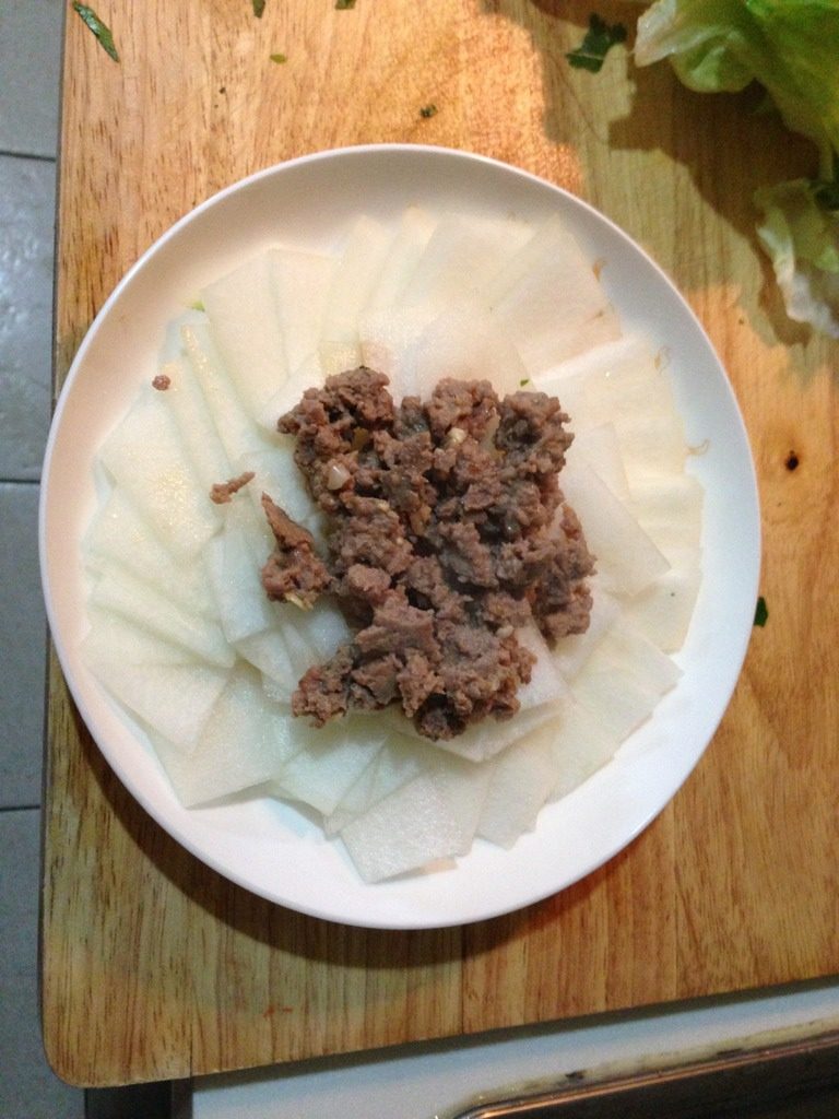肉末蒸冬瓜-快手妈妈菜,将腌好的肉馅放在冬瓜上,蒸锅内水开后上蒸屉