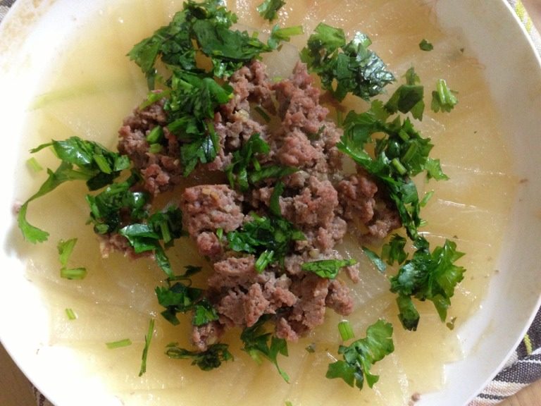 肉末蒸冬瓜-快手妈妈菜,上桌前可以再淋几滴香油,OK,努力加餐饭吧