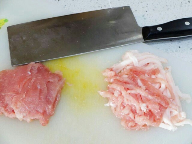 鱼香肉丝,猪肉洗净,先切成均匀薄片后再切成细丝