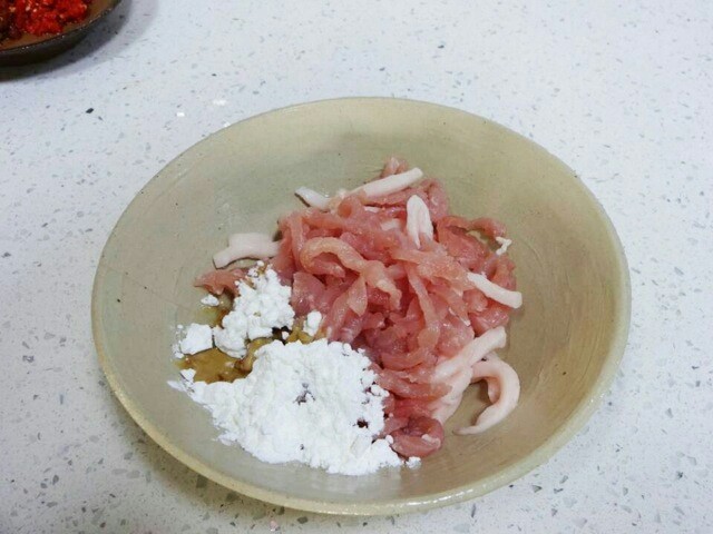 鱼香肉丝,切好的肉丝装在碗中,加入一汤匙淀粉和一汤匙<a style='color:red;display:inline-block;' href='/shicai/ 788'>生抽</a>。