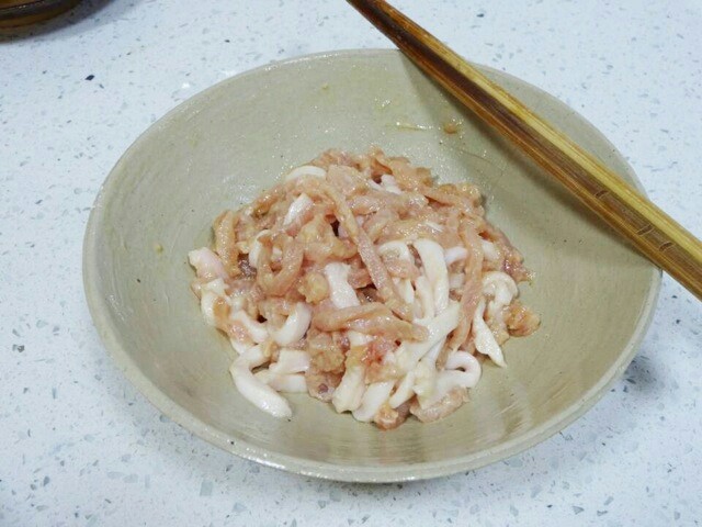 鱼香肉丝,用筷子充分搅拌,使淀粉融化并均匀裹着肉丝。