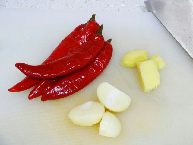 鱼香肉丝,处理配料，把<a style='color:red;display:inline-block;' href='/shicai/ 53667'>泡红椒</a>蒜粒<a style='color:red;display:inline-block;' href='/shicai/ 2801'>鲜姜</a>洗净备用。