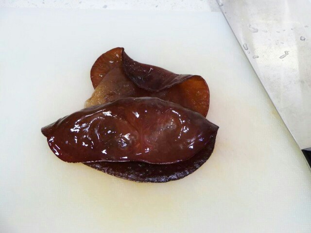 鱼香肉丝,水发好的<a style='color:red;display:inline-block;' href='/shicai/ 136'>黑木耳</a>洗净表面杂质。