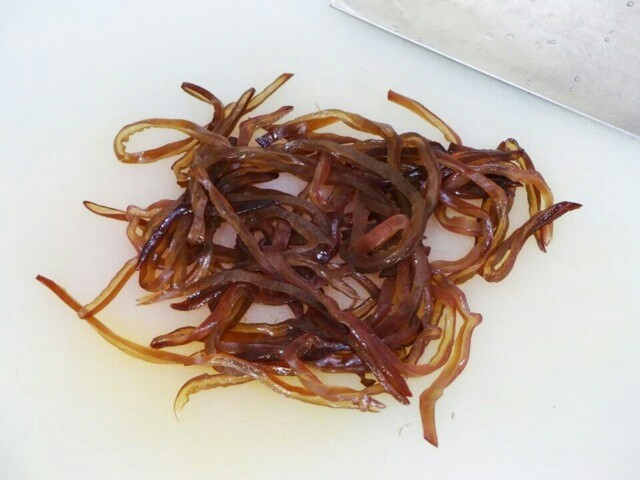 鱼香肉丝,将黑木耳切成均匀细丝备用。