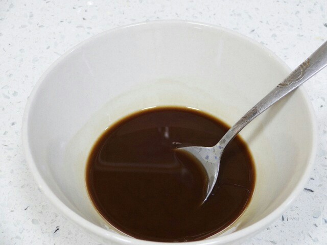 鱼香肉丝,调制糖醋汁:空碗里加入两汤匙醋,一汤匙淀粉,一茶匙<a style='color:red;display:inline-block;' href='/shicai/ 3729'>白糖</a>搅拌均匀备用。