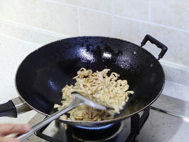鱼香肉丝,用锅铲轻轻推炒,保护肉丝表面的芡粉,使肉丝尽可能滑嫩。