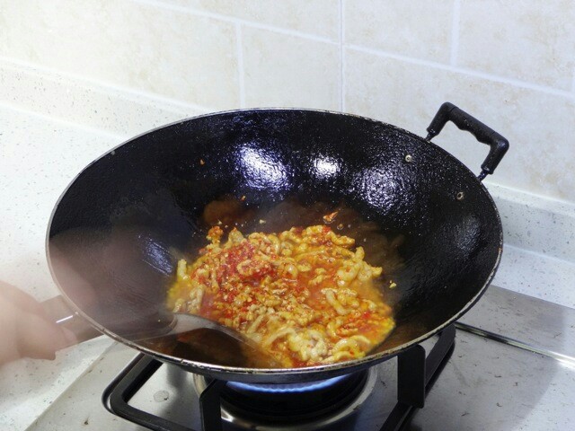 鱼香肉丝,然后开始迅速推炒,让肉丝和豆瓣等调料混合均匀。