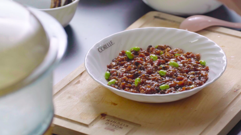 六月黄毛豆蒸肉饼,将<a style='color:red;display:inline-block;' href='/shicai/ 705'>豆瓣酱</a>、肉馅、<a style='color:red;display:inline-block;' href='/shicai/ 9'>鸡蛋</a>、<a style='color:red;display:inline-block;' href='/shicai/ 67'>毛豆</a>放入盘中，混合搅拌。
